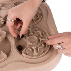 TIAKI Intelligence Toy Slow Feed Puzzle L 34.8 X W 34.8 X H 5.7 Cm -Zoo Plus 307596 intelligenzspielzeug slow feed puzzle fg 4954 5