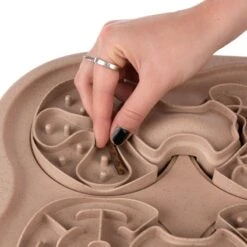 TIAKI Intelligence Toy Slow Feed Puzzle L 34.8 X W 34.8 X H 5.7 Cm -Zoo Plus 307596 intelligenzspielzeug slow feed puzzle fg 4959 9