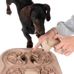 TIAKI Intelligence Toy Slow Feed Puzzle L 34.8 X W 34.8 X H 5.7 Cm -Zoo Plus 307596 intelligenzspielzeug slow feed puzzle fg 4967 3