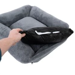 TIAKI Lazy Bear Dog Bed – Dark Grey Size M: 70 X 55 X 20cm (L X W X H) -Zoo Plus 446105 tiaki hundebett lazy bear dunkelgrau fg 4135 8