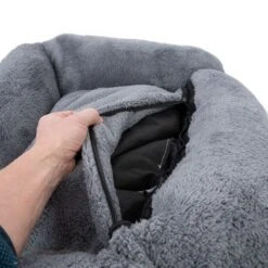 TIAKI Lazy Bear Dog Bed – Dark Grey Size M: 70 X 55 X 20cm (L X W X H) -Zoo Plus 446105 tiaki hundebett lazy bear dunkelgrau fg 4138 5