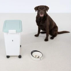 TIAKI Food Container 20 Litres 16 TIAKI Food Container 20 Litres -Zoo Plus 448597 dog fg 6040 8 1