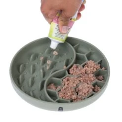 TIAKI Honeycomb Silicone Slow Feeder Approx. 19 X 3.5cm (Diameter X H) -Zoo Plus 452296 tiaki silicone slow feeder honeycomb fg 4902 1