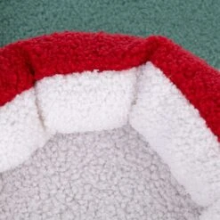 TIAKI Christmas Scratching Post Red/Green 33 TIAKI Christmas Scratching Post Red/Green -Zoo Plus 494198 tiaki holiday cozy cat tree fg 8965 0