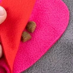 TIAKI Heart Sniffing Mat 50 X 50 Cm (L X W) -Zoo Plus 561405 tiaki heart sniffing mat fg 0682 5