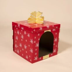 TIAKI Red Gift Box Scratching Furniture 37.5 X 37.5 X 50 Cm (L X W X H) -Zoo Plus 596105 tiaki red giftbox scratcher fg 1866 9