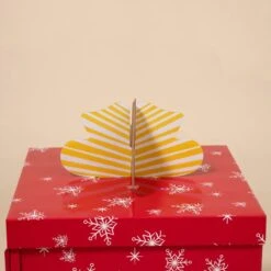 TIAKI Red Gift Box Scratching Furniture 37.5 X 37.5 X 50 Cm (L X W X H) -Zoo Plus 596105 tiaki red giftbox scratcher fg 1870 6