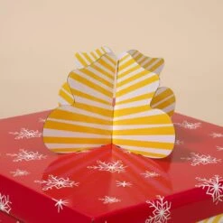 TIAKI Red Gift Box Scratching Furniture 37.5 X 37.5 X 50 Cm (L X W X H) -Zoo Plus 596105 tiaki red giftbox scratcher fg 1871 4