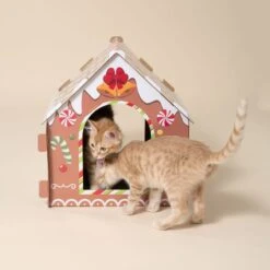 TIAKI Gingerbread House For Cats 37 X 36 X 40.5 Cm (L X W X H) -Zoo Plus 596107 tiaki gingerbread house cat fg 0424 5