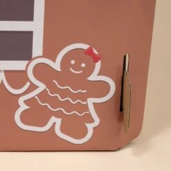 TIAKI Gingerbread House For Cats 37 X 36 X 40.5 Cm (L X W X H) -Zoo Plus 596107 tiaki gingerbread house fg 0109 1