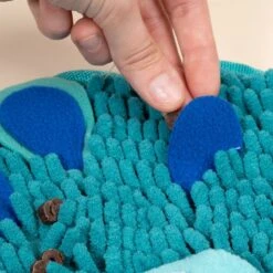 TIAKI Peacock Sniffing Mat 36 X 31 X 1 Cm (L X W X H) 36 TIAKI Peacock Sniffing Mat 36 X 31 X 1 Cm (L X W X H) -Zoo Plus 596497 tiaki peacock sniffing mat fg 0708 4