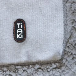 TIAKI Waterproof Dog Blanket - Grey Size L: 127 X 101 Cm (L X W) -Zoo Plus deckepla2 4 2